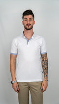 Pólo branco com canelado azul claro