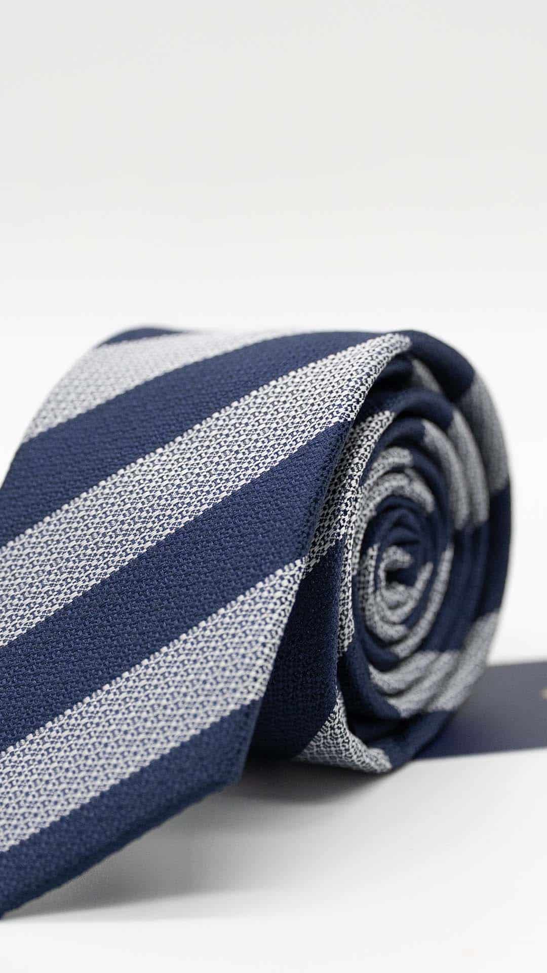 Gravata Skinny com Riscas Azul Marinho