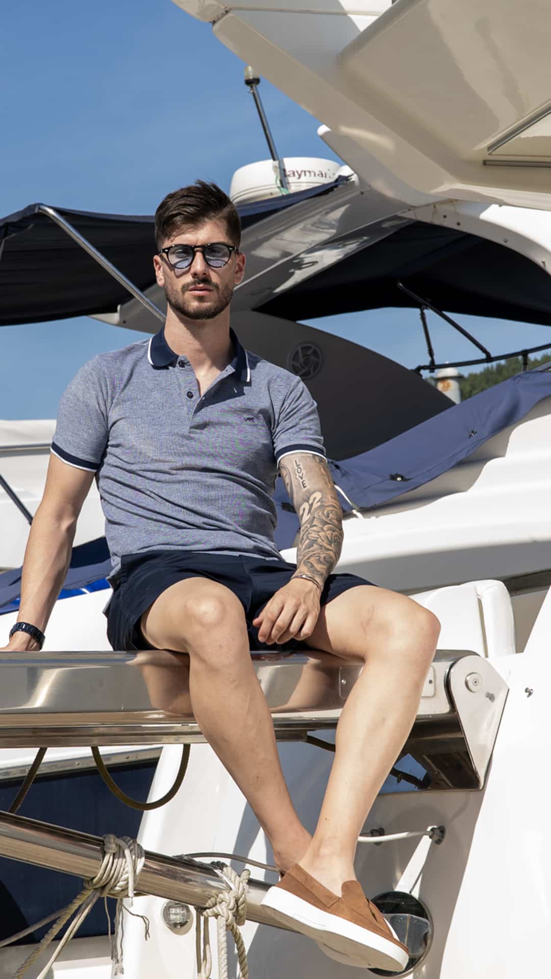 Pólo azul e branco