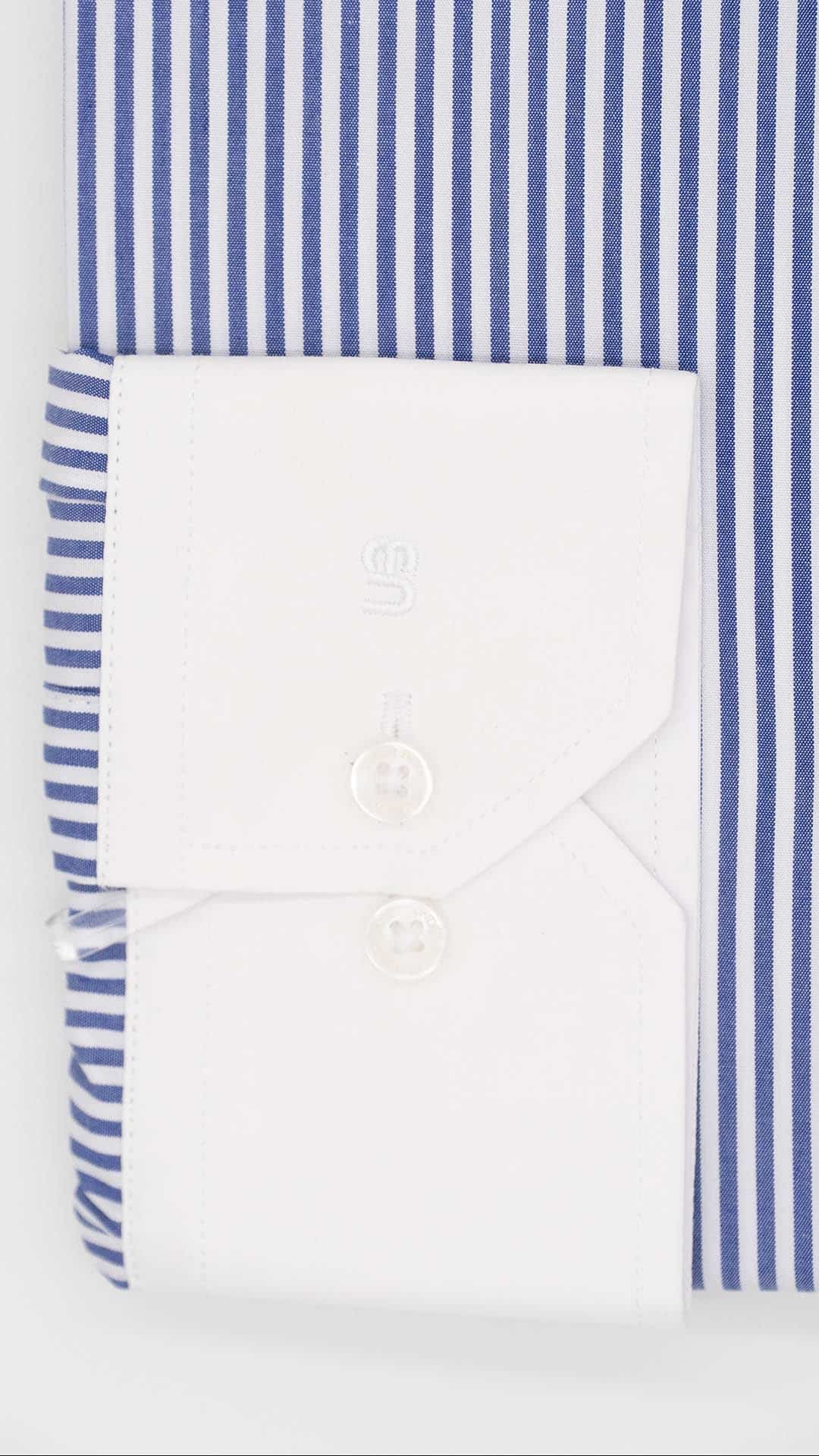 Camisa Regular Clássica Branca com Riscas Azuis