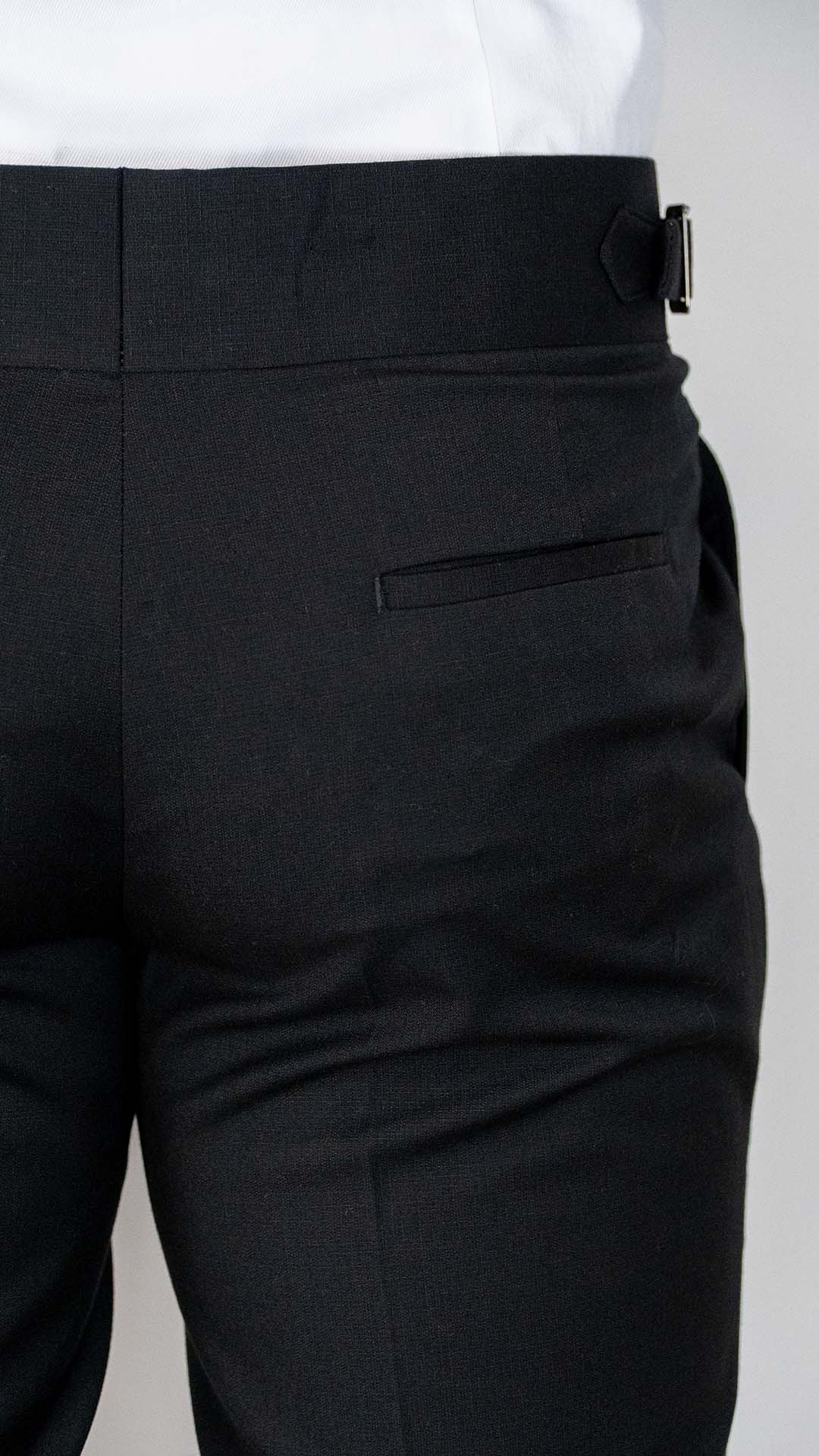 Calça de fato preta com fivela