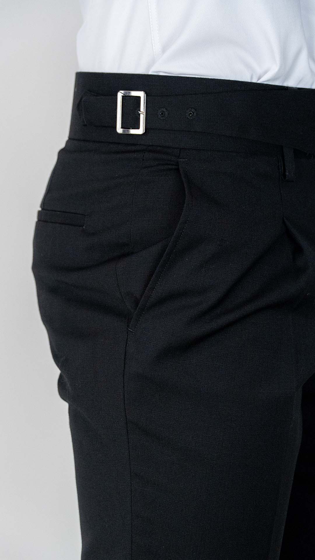 Calça de fato preta com fivela