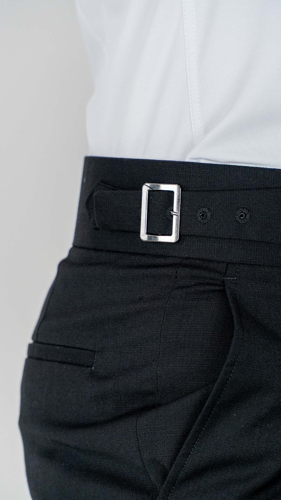 Calça de fato preta com fivela