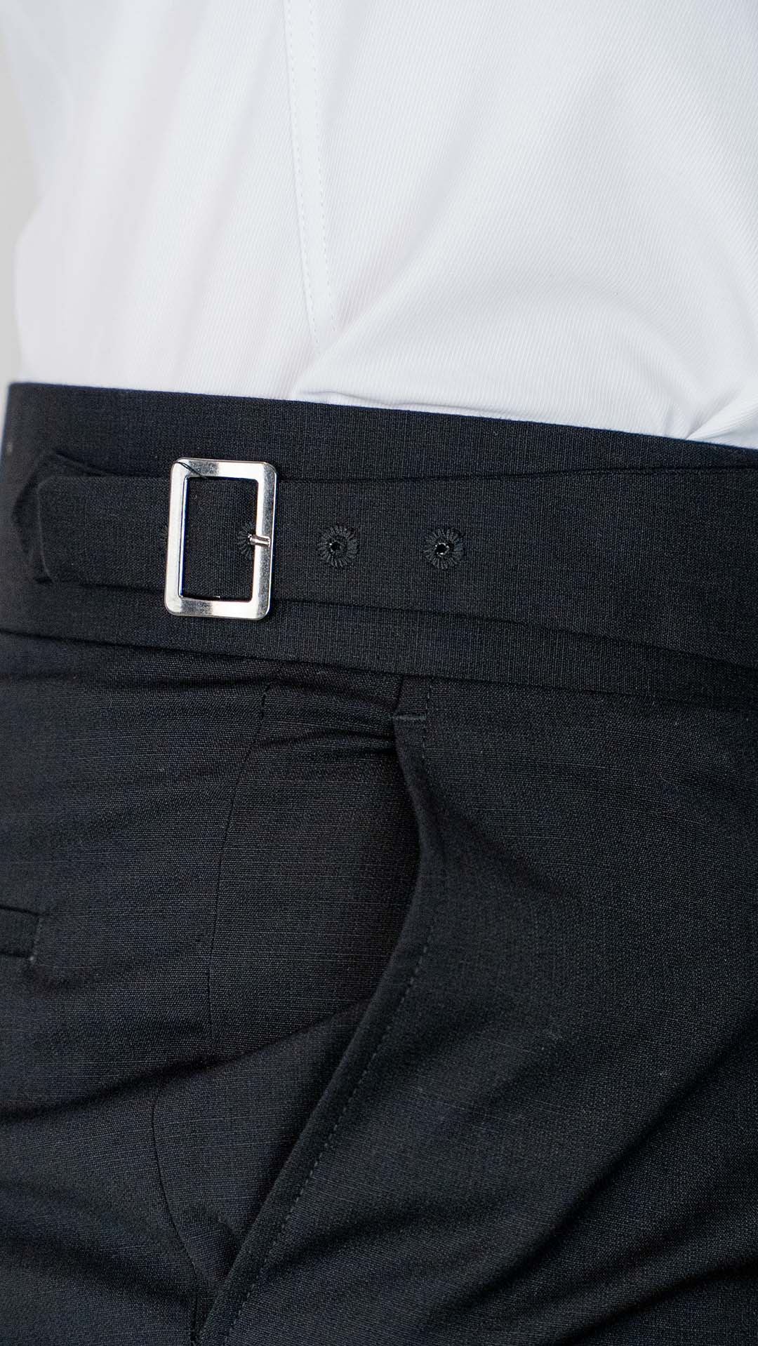 Calça de fato preta com fivela