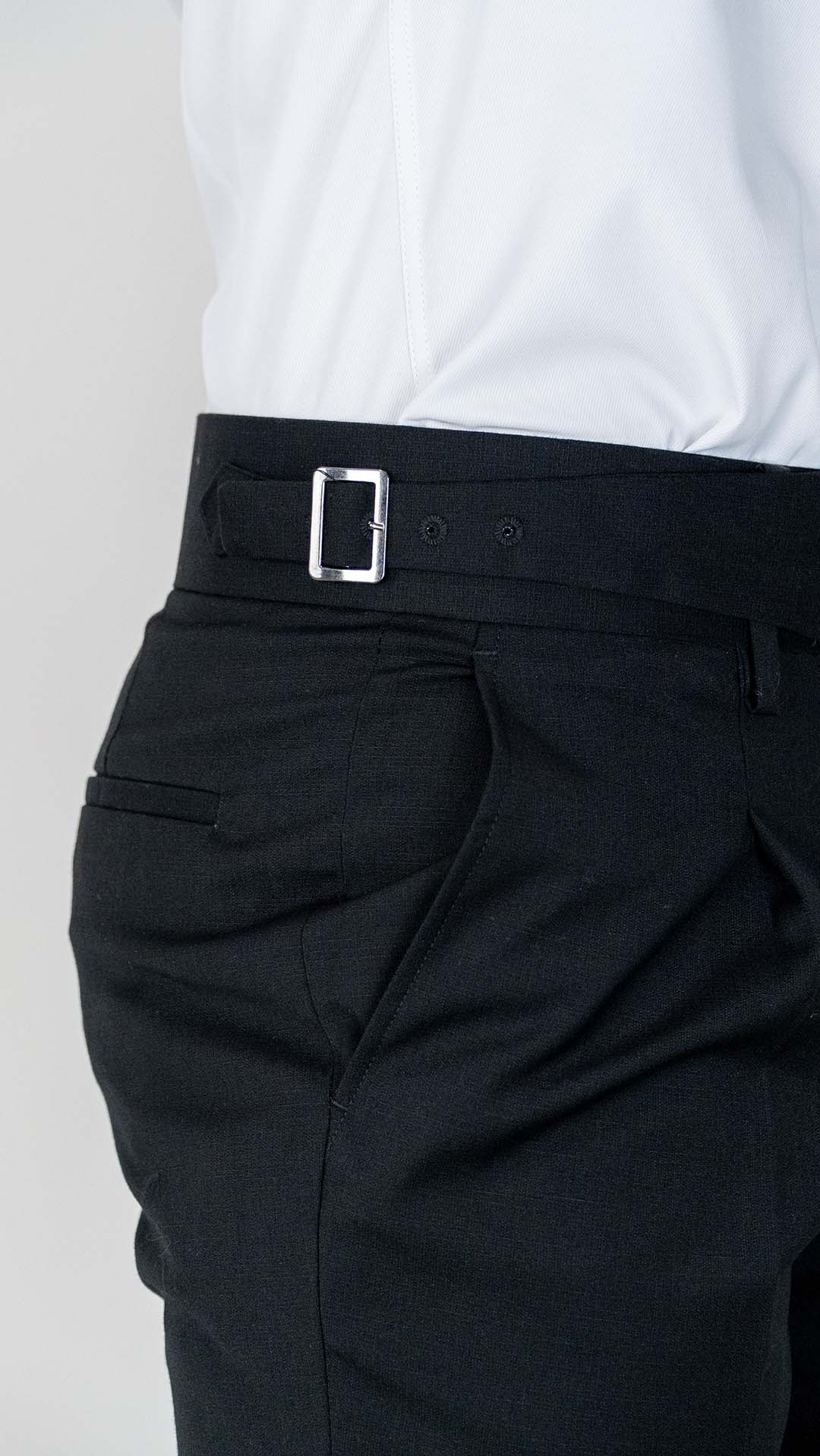 Calça de fato preta com fivela