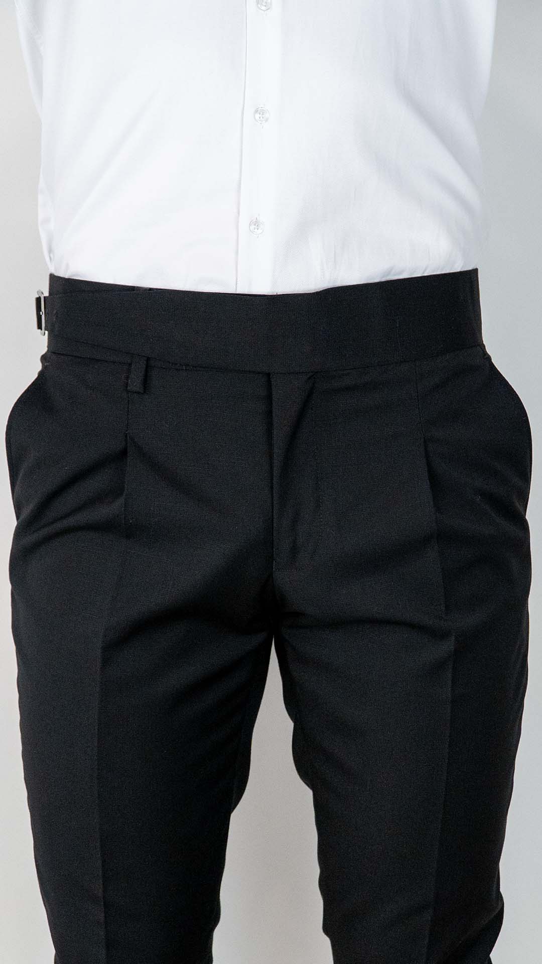 Calça de fato preta com fivela