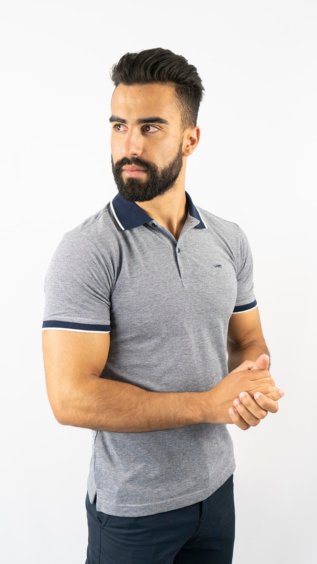 Pólo azul e branco