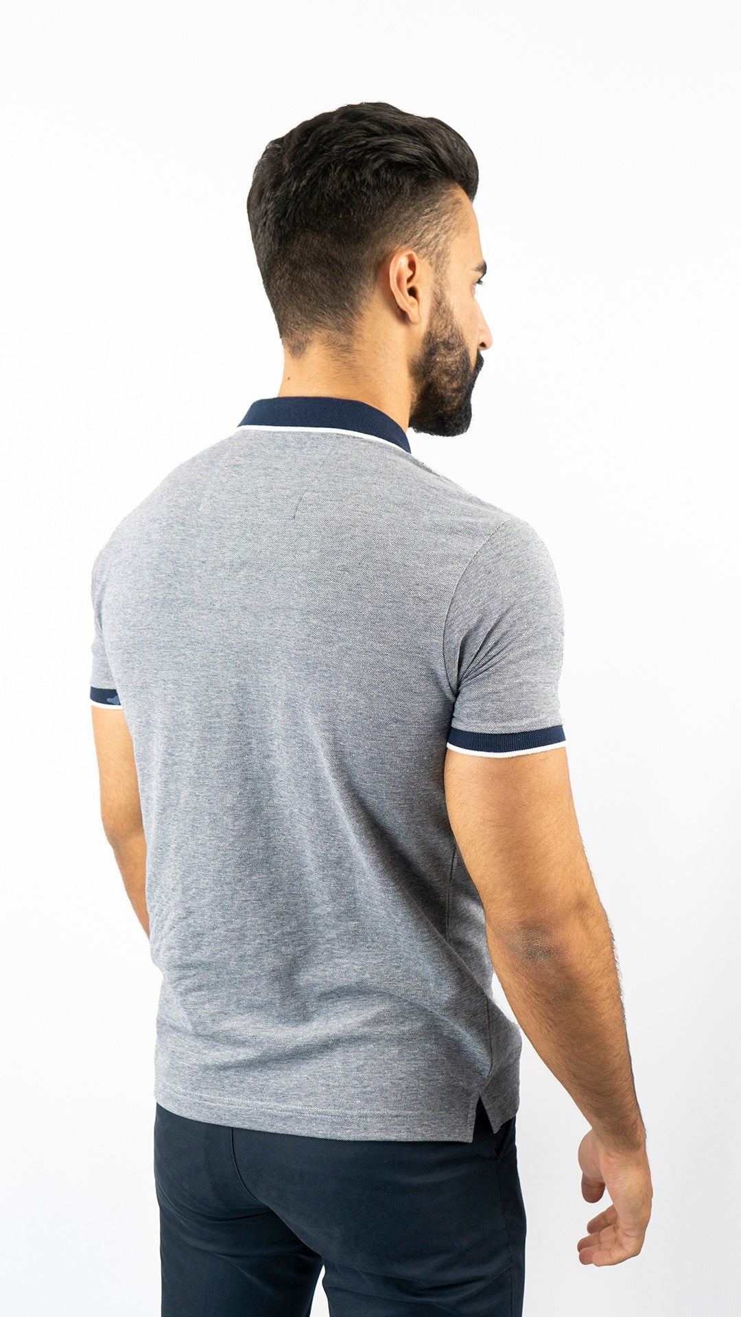 Pólo azul e branco
