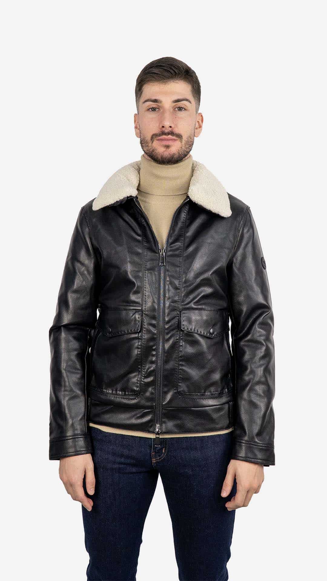 Casaco Preto com Gola